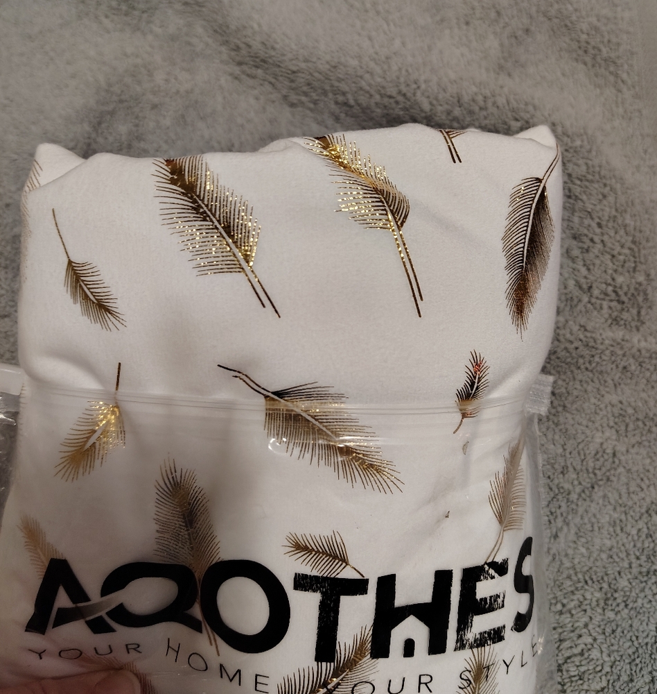 White Velvet Feather 2 Pack Pillow Shams(NWT)18x18inches